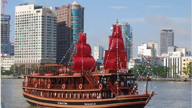 Wasserpuppentheater und Abendessen auf dem Saigon River in einer Privatgruppe