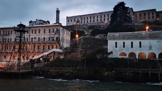 舊金山：惡魔島、渡輪和語音導覽（含夜間選項）