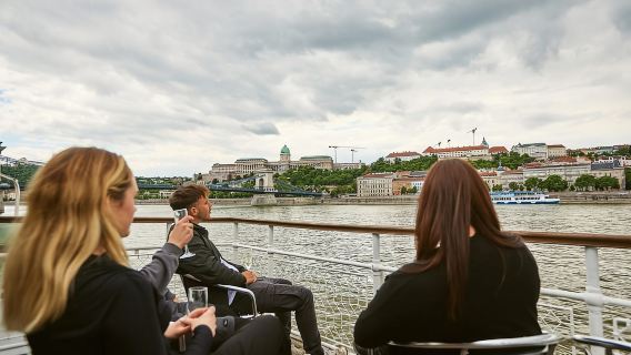 บูดาเปสต์: ล่องเรือ Sunshine Booze Cruise พร้อม Prosecco 1 ชั่วโมง