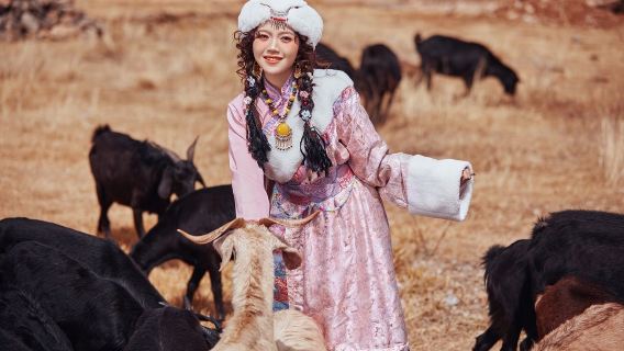 麗江雪山獵鷹谷景區旅拍【來回接送+旅拍基地入場門票+民族服飾+獵鷹谷觀光+資深攝影師】