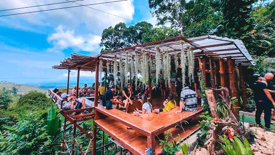 Ziplining im Dschungel auf der Insel Koh Samui mit Meerblick, Baumkronencafés und Fotostopps . Optionale Abholung vom Hotel möglich.