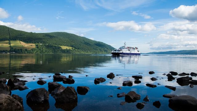 Loch Ness 1-Hour Cruise with Urquhart Castle Views