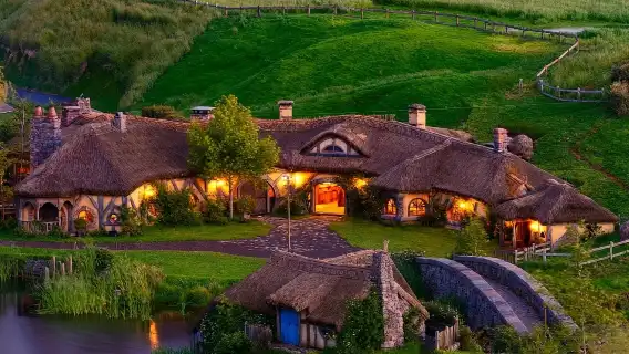 ไป-กลับ เมืองโอ๊คแลนด์ - หมู่บ้านฮอบบิทตัน + ถ้ำหิ่งห้อยไวโตโม ทัวร์วันเดียว/ทัวร์หลายวัน[รวมอาหารกลางวัน]