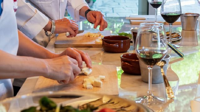 คลาสเรียนทำอาหาร: สัมผัสประสบการณ์รักการทำอาหารของคุณในซอร์เรนโต