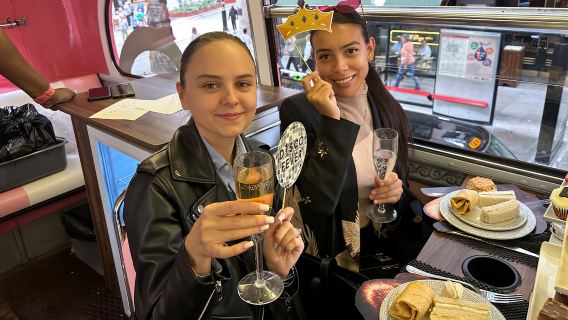 London Panoramic bus tour: West End Opera/Musical Theme afternoon tea Tour [Full Music Accompaniment/Refundable 3 Days in Advance/Delicious Drinks Included/Full Atmosphere]