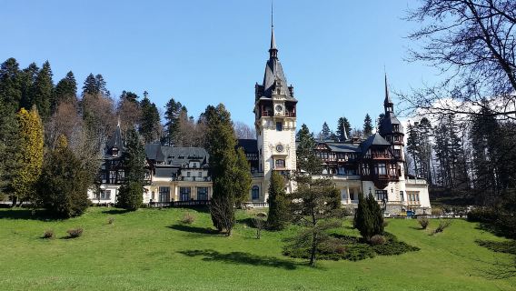 Bucharest: Peles, Dracula's Castle & Brasov Small Group Tour