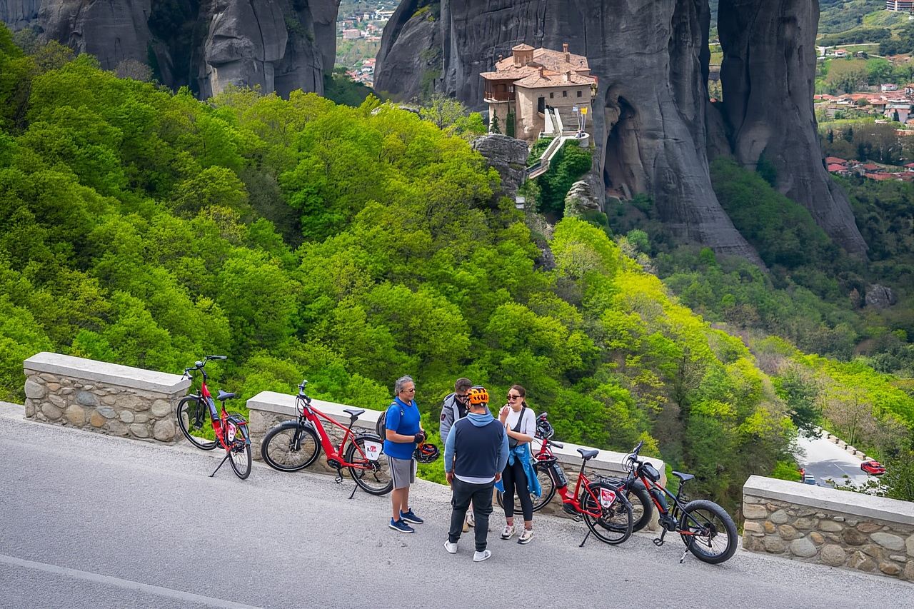 Meteora: Épico recorrido al atardecer en bicicleta eléctrica con guía local y bebida