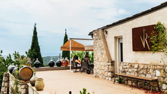 Makan malam di ladang anggur French Riviera
