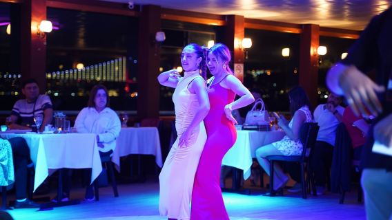 Istanbul: crociera con cena sul Bosforo, bevande e intrattenimento