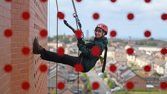 ลิเวอร์พูล: กิจกรรมโรยตัวที่สนามแอนฟิลด์และพิพิธภัณฑ์สโมสรฟุตบอลลิเวอร์พูล