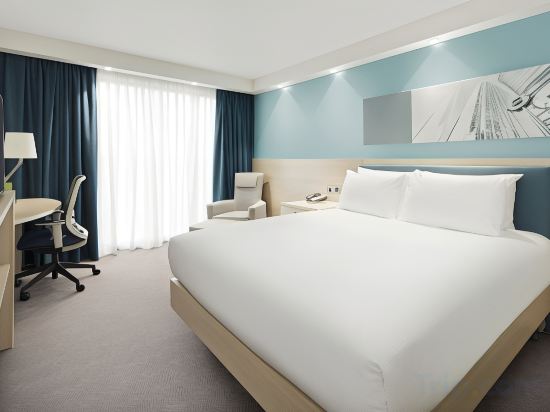 Hampton by Hilton London Docklands Room Type - CORNER QUEEN ROOM