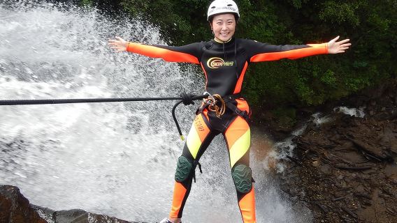 Canyoning am Wasserfall Baños Chamana
