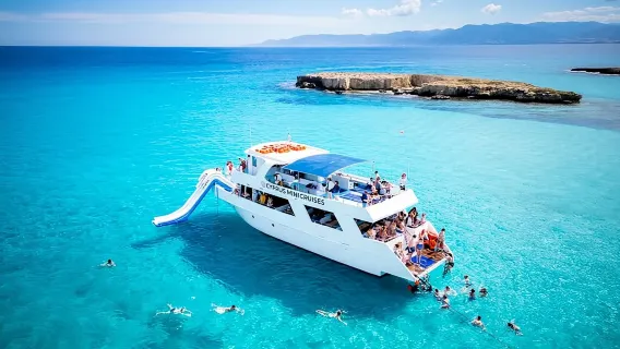 Excursion en bus et en bateau au Lagon Bleu (Akamas) avec toboggan aquatique au départ de Paphos