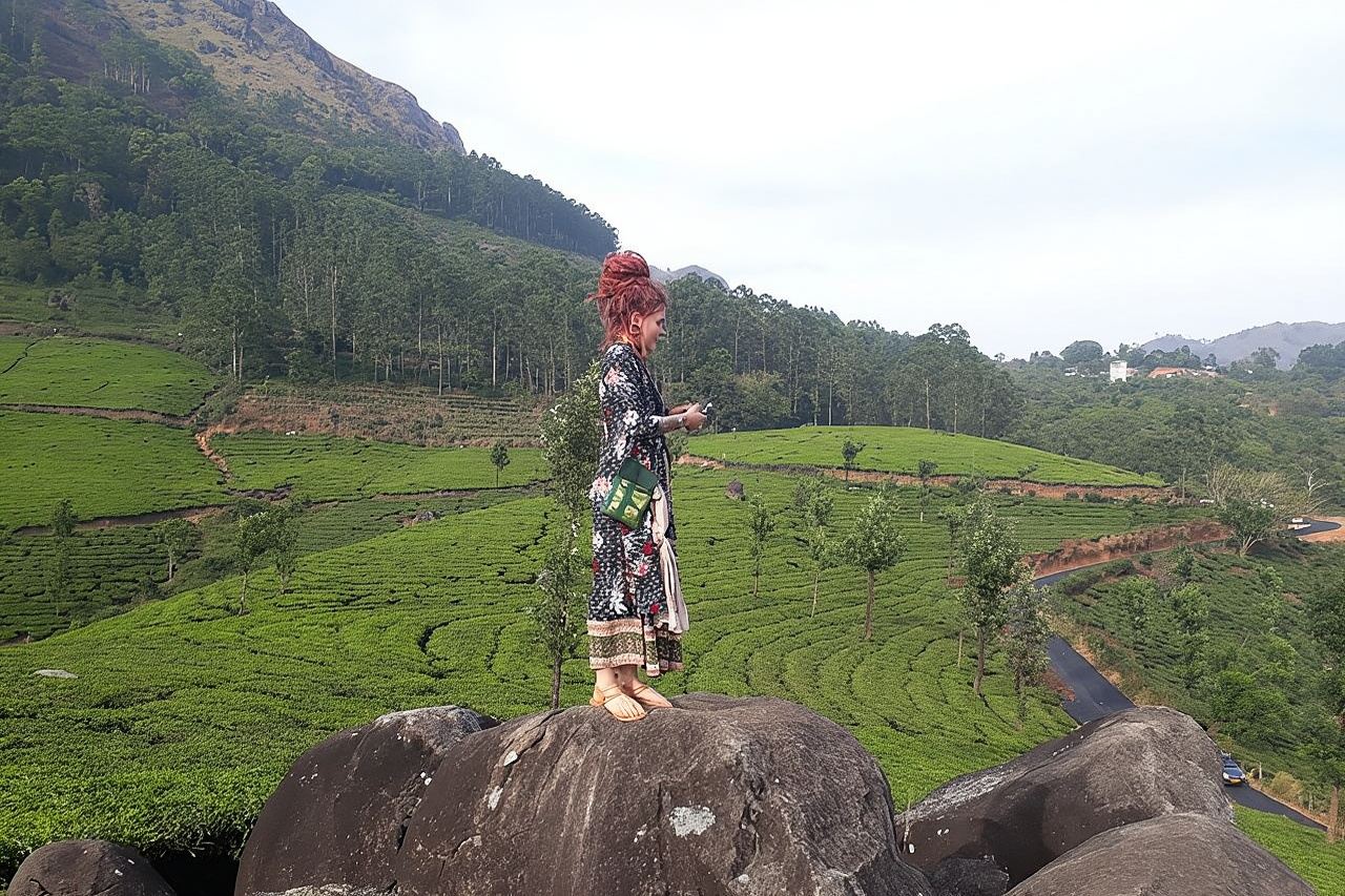Spaziergang auf der Teeplantage von Munnar mit Blick auf den Sonnenuntergang (Von Munnar Info)