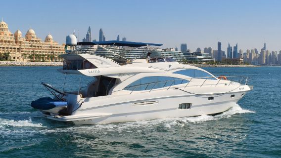 Покорите волны Дубая на 56-футовой яхте Majesty