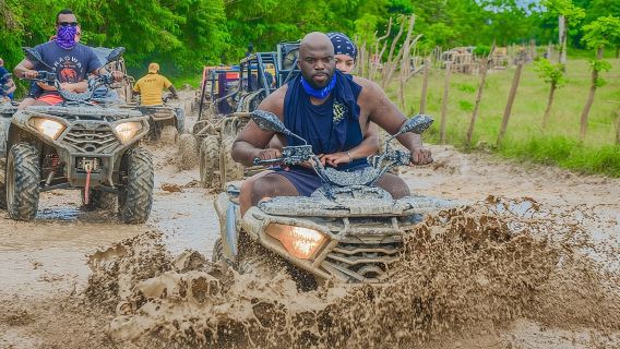 Siente la adrenalina en un quad 4x4 recorriendo la playa de Macao, visitando cuevas, cafeterías y una tabaquería.