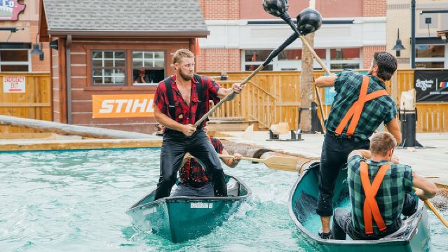 Pertunjukan Makan Malam "Lumberjack Feud" Paula Deen - MAKAN SEPUASNYA