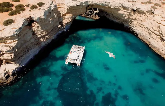 雙體郵輪之旅：探索洞穴與海岸線至貝納吉爾