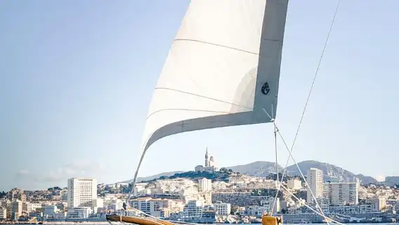 Marseille: Day sailing in the heart of the Calanques with organic lunch and wine
