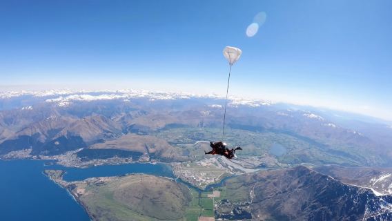 Fallschirmspringen in Queenstown, Neuseeland – Skydive aus über 15.000 Fuß mit verschiedenen Sprungoptionen, freiem Fall und professionellen Instruktoren