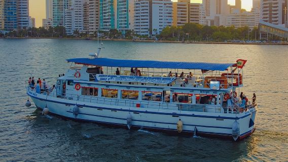 Cartagena: Makan malam di atas kapal saat Anda berlayar melalui Teluk