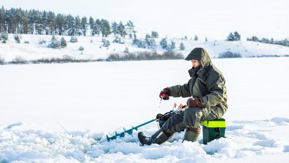 Partenza da Rovaniemi, Finlandia: trekking sulla neve nella foresta della Lapponia, pesca sul ghiaccio e tour di mezza giornata con salmone alla griglia sulla neve