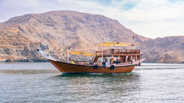 Transfer von Dubai nach Khasab mit Ganztages-Dhow-Kreuzfahrt und Mittagessen