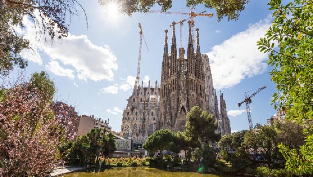 Skip the Line Sagrada Familia Express - Fully Guided Tour