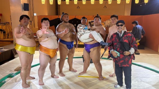 Experiencia de sumo de cerca en Ochi Stable: Ponte un kimono en Osaka