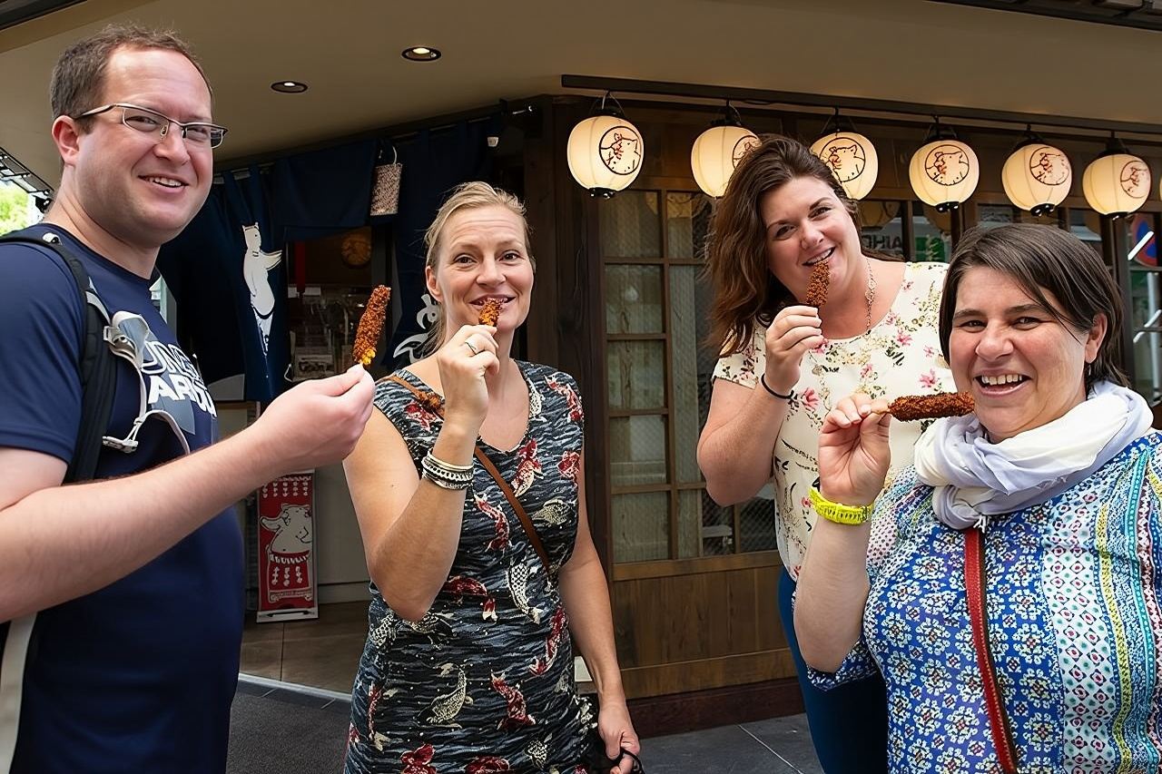 Пешеходная экскурсия по Осу, посвященная уличной еде в Нагое.