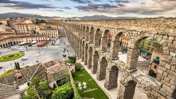 Excursión a Ávila y Segovia con entradas a monumentos desde Madrid