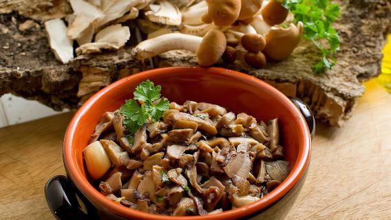 Market tour and dining experience at a Cesarina's home in Turin