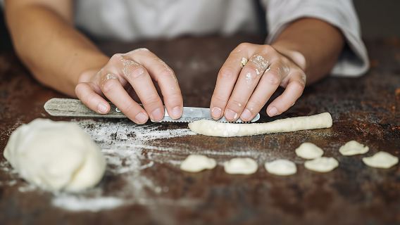 Market tour and dining experience at a Cesarina's home in Bari