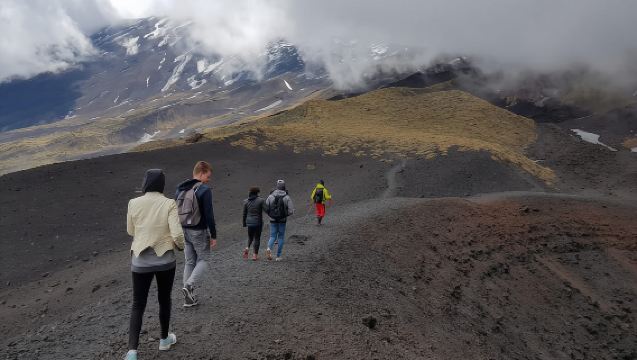 エトナ：2002年噴火クレーターガイド付きハイキングツアー