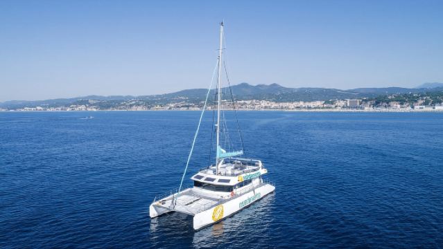 Malaga: catamaranzeilcruise met zwemmen en optionele DJ