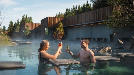 Akureyri: ingresso alla Forest Lagoon con asciugamano e bevanda