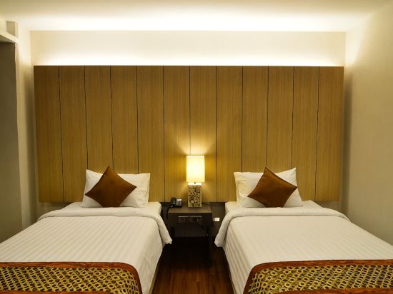 The 93 Hotel Room Type - Deluxe King or Twin Room