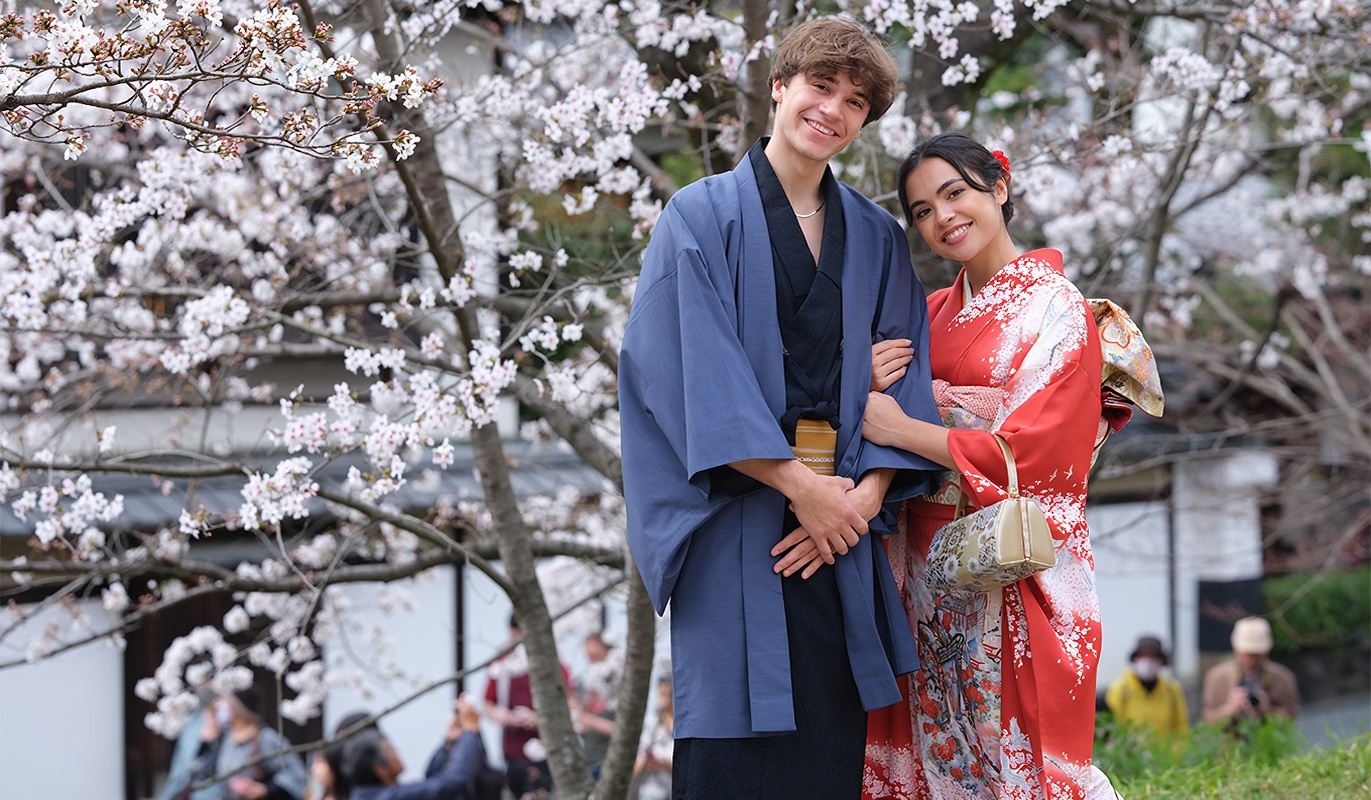 [Alquiler de kimonos en Kioto, tienda Mimosa Kodaiji] * Alquiler de kimonos y yukatas para parejas * ¡Peinado para mujeres incluido!