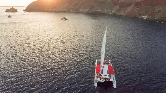 ทัวร์เรือคาตามารันสีแดงสุดเร้าใจในซานโตรินี ประเทศกรีซ (บาร์บีคิว + เครื่องดื่ม + ว่ายน้ำบนชายหาดสีแดงและสีขาว)