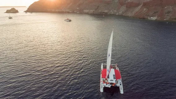 그리스 산토리니에서 즐기는 다이나믹 레드보트 카타마란 투어 (바비큐 + 음료 + 붉은 해변과 하얀 해변에서의 수영)