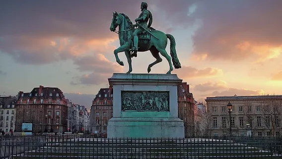 Paris by Night Walking Tour: Ghosts, Mysteries and Legends