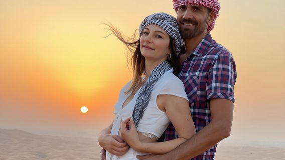 Zonsopgangwoestijnsafari met zandboarden en kameelrijden