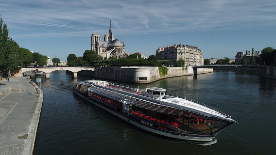 Makan malam romantis di sungai Seine