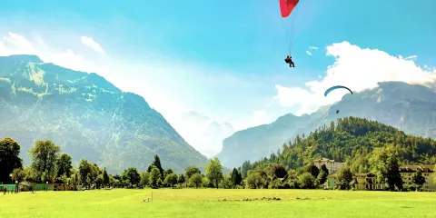 瑞士因特拉肯+滑翔傘+布里恩茨湖一日遊【中文專車-舒適純淨】