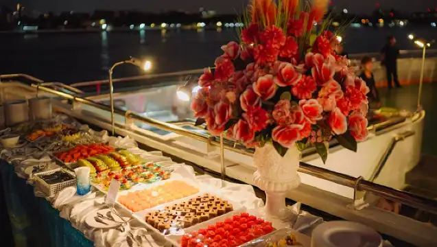 曼谷夜遊湄南河遊船 湄南嘉年華號大型遊輪 男模表演+人妖秀+國際自助晚餐