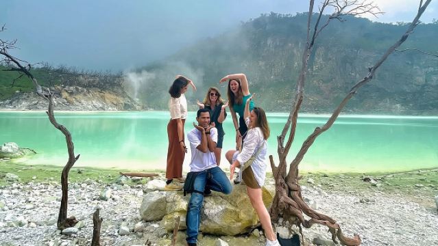 Bandung: White Crater, Tea Fields & Rengganis Hot Spring Tour