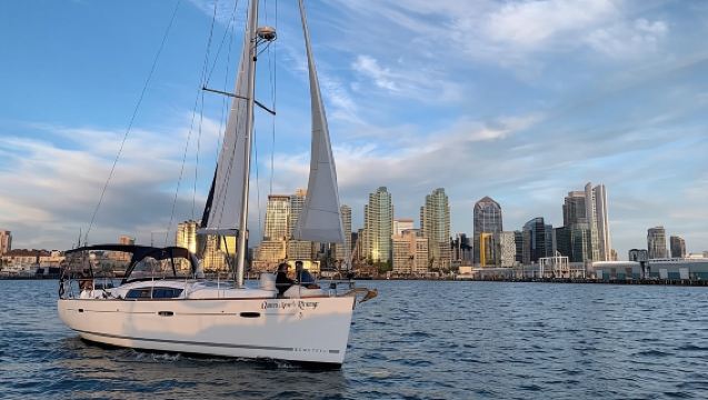 サンディエゴのスカイラインを眺めるサンセットセーリング