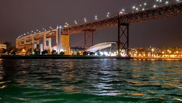 Excursion privée en bateau de luxe à Lisbonne avec boisson de bienvenue