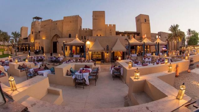 ロイヤルサハラ ラグジュアリーデザートサファリキャンプ（城スタイル）+デラックスディナー、送迎、ショー付き