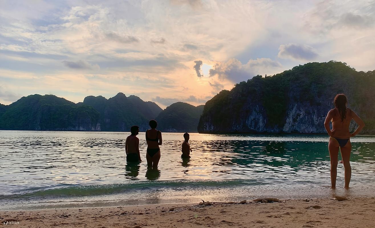 吉婆島：蘭哈灣日落巡遊和生物發光游泳